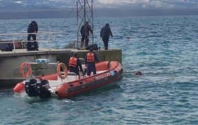 Prefectura Naval Argentina salvó la vida de una mujer de 31 años que cayó a las aguas del Lago Nahuel Huapi, en San Carlos de Bariloche