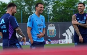 La Selección Argentina se entrenó antes de Brasil y Lionel Scaloni evalúa hacer cambios