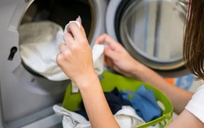 Trucos caseros: El secreto para que tus prendas salgan más limpias del lavarropas