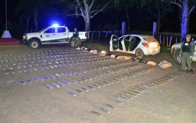 Automóvil que arremetió control llevaba más de 190 kilos de marihuana: Un móvil de Gendarmería Nacional fue embestido por el rodado implicado