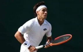 Wimbledon: El argentino Francisco Comesaña, perdió ante el italiano Lorenzo Musetti y quedó a un paso de avanzar a los octavos de final del tercer Grand Slam de la temporada de tenis