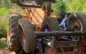 Misiones: Un hombre de 47 años perdió la vida tras volcar con un tractor en un camino vecinal de la zona rural de Colonia Yacutinga