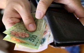 Salario Mínimo, Vital y Móvil: Aprobaron un aumento del 34% en el salario mínimo en tres tramos