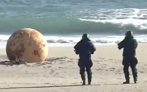 Se acabó el misterio: Qué era la bola gigante que apareció en una playa de Japón