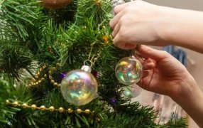 Cómo ahorrar luz en Navidad y dejar el arbolito prendido