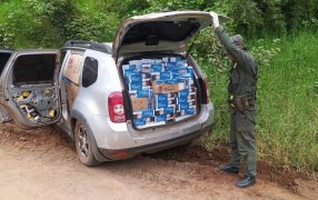 Un vehículo SUV robado era utilizada para transportar más de 18 mil paquetes de cigarrillos, su conductor evadió un dispositivo de control, abandonando el rodado después de varios kilómetros