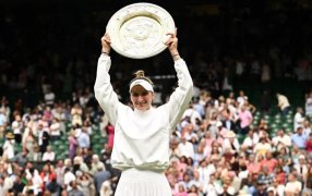 Tenis: Marketa Vondrousova, reina de Wimbledon por primera vez, venció a Jabeur y marcó un hito en La Catedral