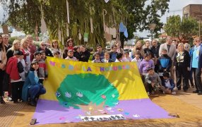Apóstoles: La Escuela Especial N° 5 en la Plazoleta de la Madre hizo la presentación del "Árbol de la Inclusión"