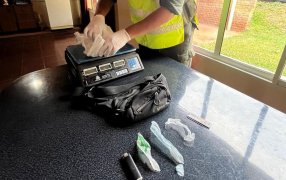 Gendarmería Nacional en control sobre ruta, acceso a Apóstoles detuvo a un individuo quien en la riñonera tenía marihuana y también secuestraron una motocicleta