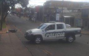 Siniestro vial entre un automóvil y una motocicleta en la ciudad de Posadas, una persona lesionada