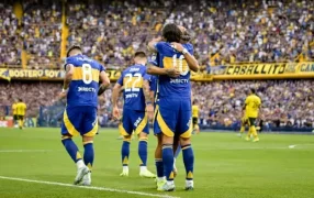 Torneo Apertura de la Liga Profesional de Fútbol: Boca Juniors goleó con contundencia a Defensa y Justicia y lidera en soledad la zona A