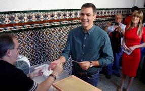 Pedro Sánchez perdió una banca por el voto en el exterior y se complica el camino para formar Gobierno en España
