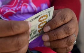 La cotización del dólar libre retomó la suba, llegó estar a un récord de 577 pesos y al final cerró 570 pesos