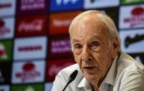 César Luis Menotti se encuentra internado por un accidente doméstico, sus allegados indicaron que fue "solo un susto"