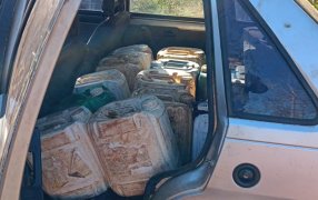 Llevaba más de 400 litros de gasoil en el baúl y asiento trasero del automóvil