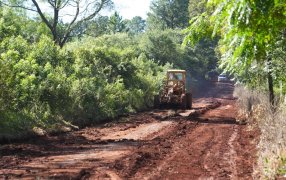 Apóstoles: Continúan los trabajos de ampliación, reacondicionamiento y perfilado sobre caminos en zonas de rurales del Municipio