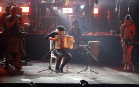 Posadas bailó cumbia sabrosa con La Delio Valdez, en una noche memorable donde también estuvieron como invitados el Chango Spasiuk y Los Hermanos Nuñez