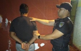 Tras las rejas: Arrestaron a un individuo de 42 años que hirió gravemente de un machetazo a un perro