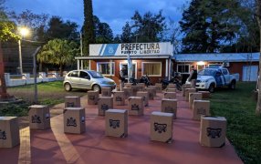 Misiones: Personal de la Prefectura Naval Argentina secuestró un cargamento de 15.500 paquetes de cigarrillos, en dos allanamientos realizados