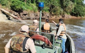 Investigan una mancha de espuma blanca en el Río Paraná provocada por una empresa papelara