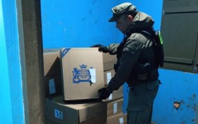 Acopiaban cajas de cigarrillos en una vivienda: Una persona fue observada al momento que descargaba la mercadería de contrabando