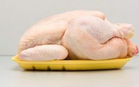 El precio del pollo aumentó un 40% debido a una baja en la producción, el incremento se produjo en el último mes tras el impacto de la ola de calor que afectó la oferta de la producción avícola