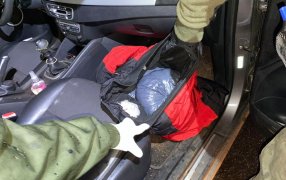 Debía estar cumpliendo con prisión domiciliaria y fue detenido cuando escondía marihuana en su automóvil