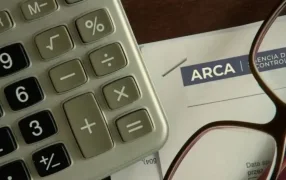 Clave para las empresas: ARCA oficializó la extensión del beneficio del impuesto al cheque para PyMEs