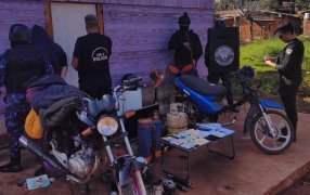 Detenido por picadas ilegales en la ciudad misionera de Puerto Iguazú, allanaron su morada y secuestraron dos motocicletas, droga, dinero y bienes robados