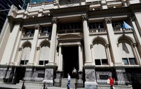 Nueva traba cambiaria: El BCRA restringió el uso de “gift cards” en el exterior, también endureció el cepo importador