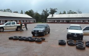 Dos automóviles ocultaban neumáticos como si fueran “mamushkas”, fueron un total de 23 neumáticos que se ocultaban dentro de los que llevaban colocados