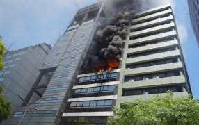 En el bajo porteño: Incendio al lado de la Secretaría de Trabajo, una persona muerta y 43 asistidos