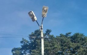 Nuevas luminarias en barrios: La Dirección Provincial de Vialidad incorpora equipos de iluminación en espacios de uso recreativo y social