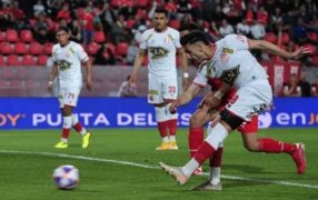 Con un gol en el final, Newell's Old Boys venció a Barracas Central en la sexta fecha de la Liga Profesional de Fútbol