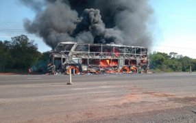 Misiones: Sobre la Ruta Nacional Nº 105 en el Municipio de San José, se incendió un ómnibus de larga distancia, no se registraron personas lesionadas
