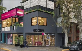 Fabrican lámparas con desechos de plástico y son líderes en el rubro de la iluminación