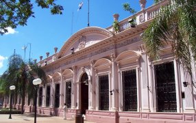 El Gobierno de Misiones, mediante un Decreto anunció la suspensión temporal de nuevas designaciones hasta finales de 2024 en el sector público, con excepciones para áreas esenciales como educación y salud