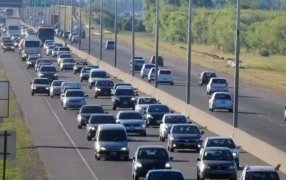 Tránsito con demoras: Fin de semana XXL, comenzó el éxodo turístico con rutas, autopistas y aeropuertos cargados