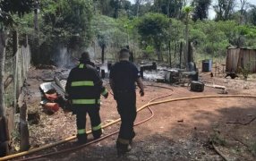 Dos menores fallecidos: Incendio fatal en una vivienda de madera en la localidad misionera de Montecarlo