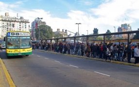 UTA suspendió el paro de colectivos tras acordar con el Gobierno Nacional, el gremio confirmó que hubo acuerdo salarial, por lo que se suspendieron las medidas de fuerzas previstas para este viernes