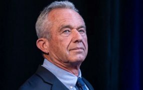 Robert F. Kennedy Jr., suspende su campaña presidencial y apoya a Donald Trump