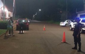 Apóstoles: Un joven de 18 años a alta velocidad realizaba maniobras peligrosas con una motocicleta colisionó un vehículo estacionado, se dio a la fuga luego fue detenido