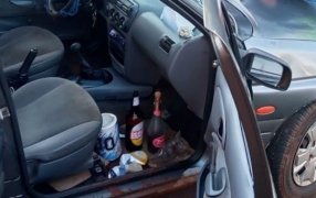 Maniobras temerarias: Pico de alcohol en sangre y una mezcla de bebidas en el automóvil, así detuvieron a dos individuos en un control vial policial en la ciudad de Apóstoles