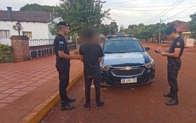 Apóstoles: Menor fué captado por cámaras de seguridad hurtando una Bandera Argentina y fue demorado