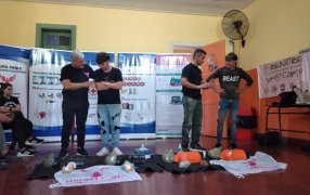 Se capacitó a estudiantes de escuela agraria sobre primeros auxilios, técnicas de RCP y manejo del desfibrilador en la Provincia Buenos Aires