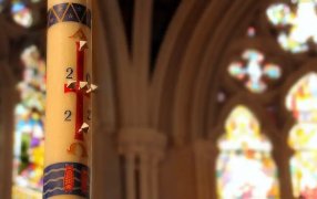 El significado de los símbolos grabados en el Cirio Pascual