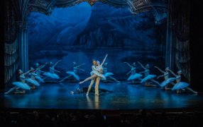 El Ballet de San Petersburgo presenta "El Lago de los Cisnes" en la ciudad de Posadas