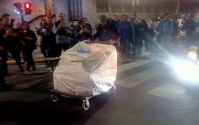 Grabois ingresó avales a la sede del PJ en un carro de cartonero