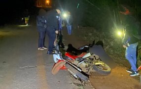 Despiste de motociclista en la localidad de Dos Arroyos dejó un joven de 25 años lesionado