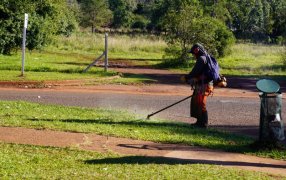 Apóstoles: El Municipio realiza corte del césped en plazoletas de la ciudad